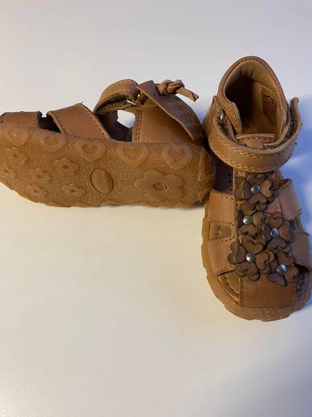 Bisgaard, brune sandaler med blomster