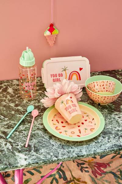 Rice, barnetallerken med you-go-girl-m&oslash;nster